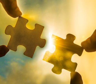 el ile gökyüzü arka plan ile adet bulmaca. 