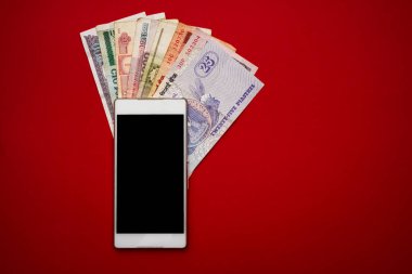 Banknot, dijital para ve Finans teknoloji kavramı üstünde hareket eden telefon.