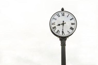 Arap rakamlarını ile sokak saat. Metalik saat.