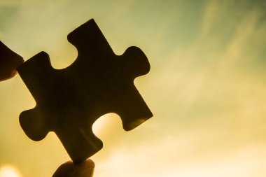 bir yandan gökyüzü arka plan ile bulmaca parçası bağlanmaya çalışıyor. dernek ve bağlantı. iş stratejisi. kopya alanı