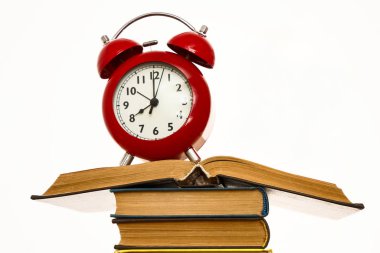 eski Retro vintage kırmızı alarm saat ve beyaz arka plan üzerinde izole eski kitaplar. 