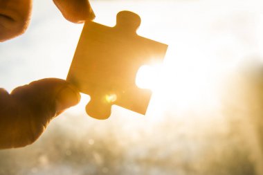 bir yandan gökyüzü arka plan ile bulmaca parçası bağlanmaya çalışıyor. dernek ve bağlantı. iş stratejisi. kopya alanı