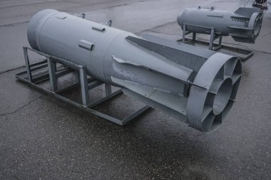 Moskova, Rusya - 30 Aralık 2017: Havadan bomba bir stand asfalt üzerinde. nükleer savaş başlığı standında. Kitle imha silahlarının.