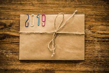 kırpmak 2019 numara formu renkli kağıt zarf üzerinde ahşap masa üstünde