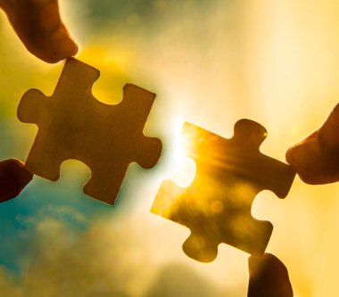 el ile gökyüzü arka plan ile adet bulmaca. 