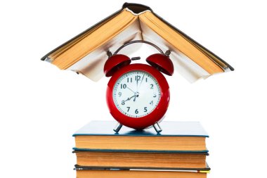 eski Retro vintage kırmızı alarm saat ve beyaz arka plan üzerinde izole eski kitaplar. 