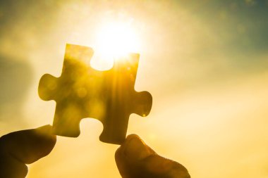 bir yandan gökyüzü arka plan ile bulmaca parçası bağlanmaya çalışıyor. dernek ve bağlantı. iş stratejisi. kopya alanı