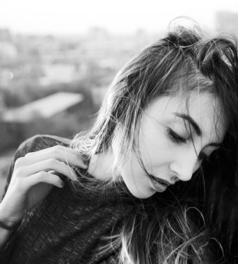 esmer Asyalı güzel kız çatıda bir yaz gününde.