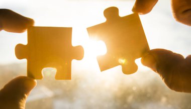 el ile gökyüzü arka plan ile adet bulmaca. 