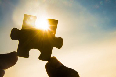 bir yandan gökyüzü arka plan ile bulmaca parçası bağlanmaya çalışıyor. dernek ve bağlantı. iş stratejisi. kopya alanı