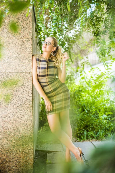 Kısa Kahverengi Elbise Yaz Aylarında Parkta Duran Gözlük Güzel Şık — Stok fotoğraf