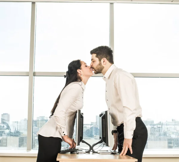 Zijaanzicht Van Zakelijke Paar Man Vrouw Zoenen Kantoor — Stockfoto