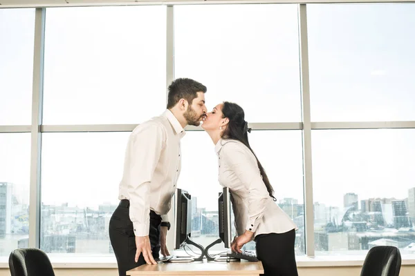 Zijaanzicht Van Zakelijke Paar Man Vrouw Zoenen Kantoor — Stockfoto