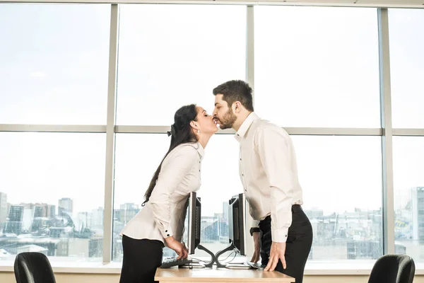 Zijaanzicht Van Zakelijke Paar Man Vrouw Zoenen Kantoor — Stockfoto