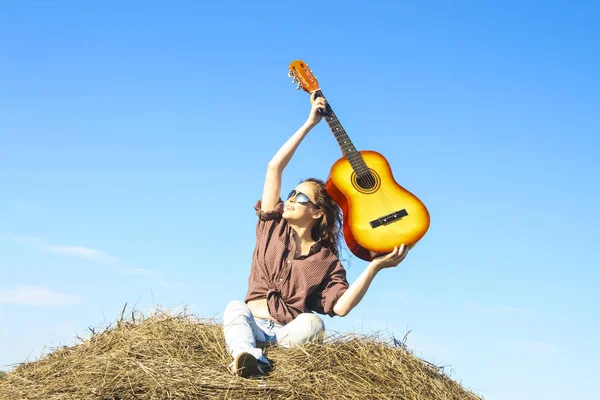 Сільська Дівчина Тримає Гітару Стосі Сіна — стокове фото