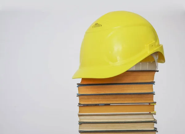 Stapel Von Vielen Büchern Und Einem Gelben Helm Harter Hut — Stockfoto