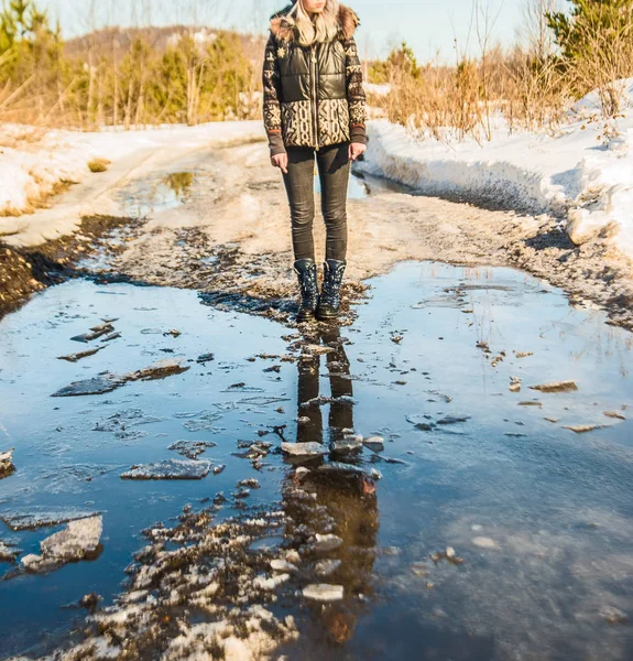 Jovem Mulher Elegante Botas Couro Azul Poça Primavera Reflexão Textura — Fotografia de Stock