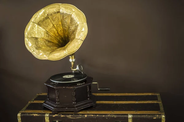 Antiguo Gramófono Dorado Con Altavoz Cuerno Sobre Fondo Antiguo — Foto de Stock
