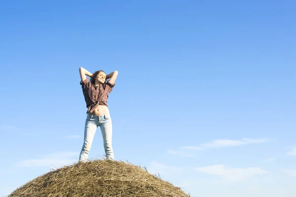 Menina Relaxada Palheiro Fundo Céu Azul — Fotografia de Stock