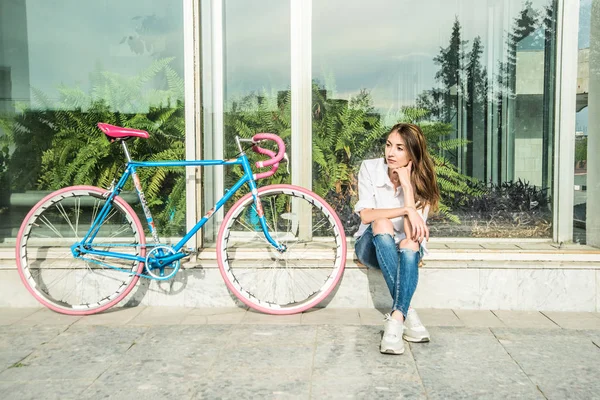 Стильная Современная Девушка Хипстер Сидящая Рядом Велосипедом Окна — стоковое фото