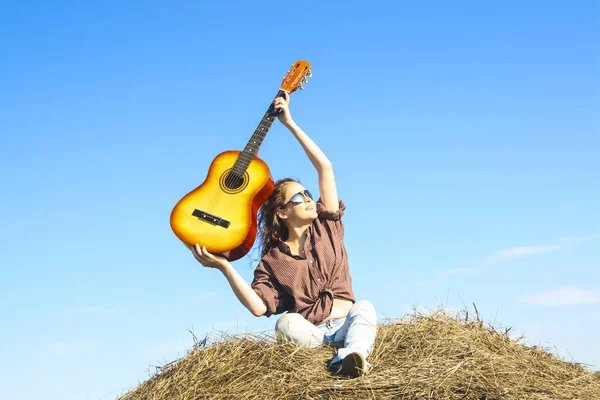 Сільська Дівчина Тримає Гітару Стосі Сіна — стокове фото