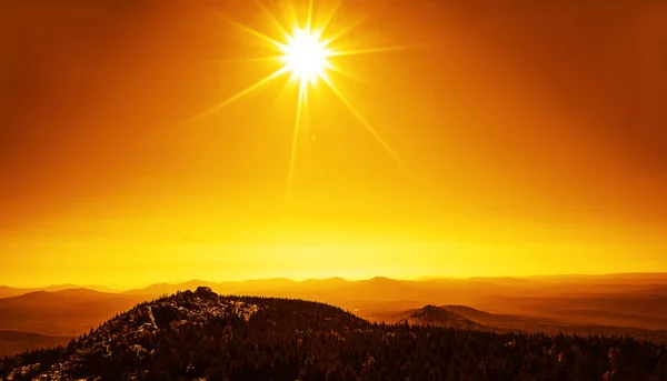 Berg Täckta Med Träd Med Ljusa Himlen Och Solen Strålar — Stockfoto