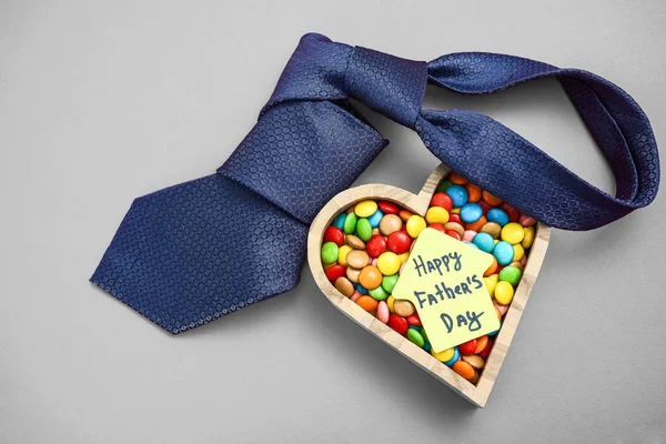 Corbata Corazón Madera Con Muchos Caramelos Colores Tarjeta Del Día — Foto de Stock