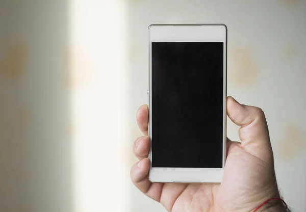 Iemands Hand Met Mobiele Telefoon Geïsoleerd Een Witte Achtergrond Leeg — Stockfoto
