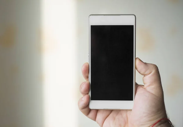 Die Hand Des Mannes Hält Sein Handy Isoliert Auf Weißem — Stockfoto