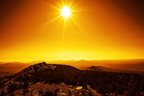 Berg Täckta Med Träd Med Ljusa Himlen Och Solen Strålar — Stockfoto