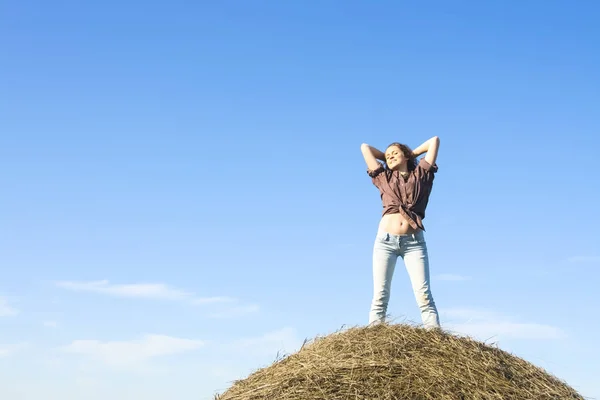 Chica Relajada Pie Pajar Fondo Del Cielo Azul —  Fotos de Stock