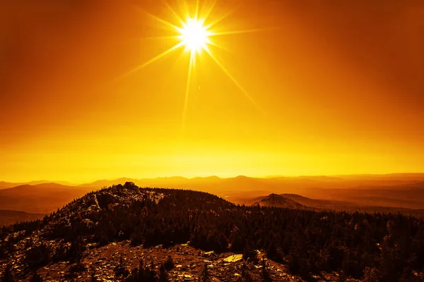 Berg Täckta Med Träd Med Ljusa Himlen Och Solen Strålar — Stockfoto