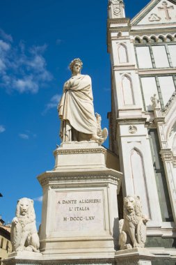 Florence, İtalya - 17 Haziran 2014: Heykel Dante Alighieri - büyük şair Dante Floransa'da anıt