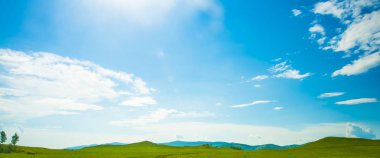 Güneş Vadisi'nde aşağı bir göl kadar aydınlatma hill, yerinden doğuyor.