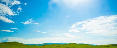 Güneş Vadisi'nde aşağı bir göl kadar aydınlatma hill, yerinden doğuyor.