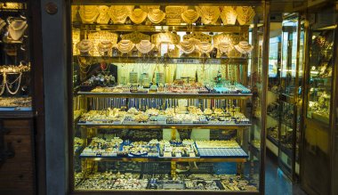 Florence, İtalya - 17 Haziran 2014: Kuyumcu Ponte Vecchio Köprüsü'nde, vitrin.