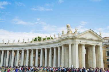 Vatikan, Vatikan şehir devleti - 17 Haziran 2014: Vatikan şehir devleti sıraya şemsiyelerle turist. Vatikan Bazilikası'na girmek için bekleyen kalabalık. büyük kalabalık Vatikan Şehri St. Peter's Meydanı'nda Papa'nın haftalık adres için toplar
