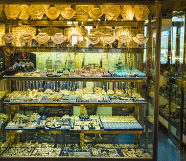 Florence, İtalya - 17 Haziran 2014: Kuyumcu Ponte Vecchio Köprüsü'nde, vitrin.