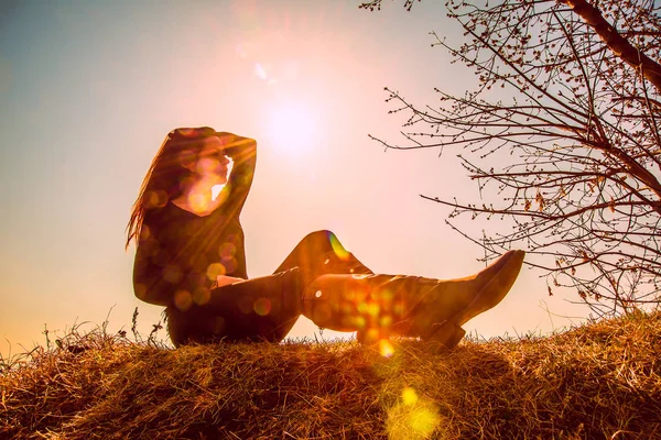 Fundo Primavera Com Árvore Florescente Silhueta Mulher Jovem Estação Primavera — Fotografia de Stock