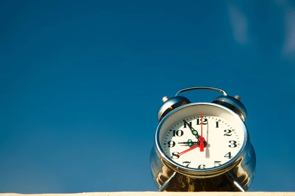 Reloj Despertador Con Fondo Sol Cielo Azul — Foto de Stock