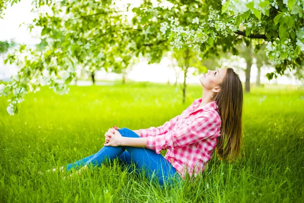 Retrato Menina Atraente Sentado Sob Árvore Maçã Blomming — Fotografia de Stock