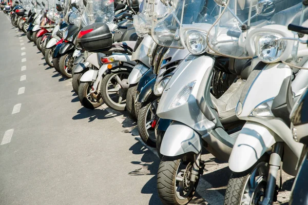 Muchos Scooters Motocicletas Estacionados Largo Calle Concurrida Roma Italia —  Fotos de Stock