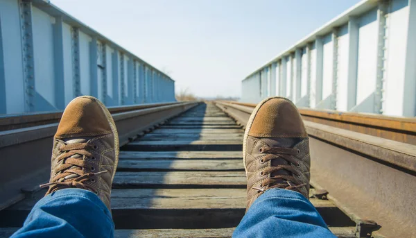 Zapatillas Cuero Marrón Vaqueros Azules Masculinos Pies Sobre Vías Férreas —  Fotos de Stock