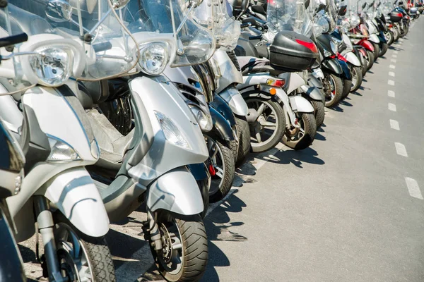 Molti Scooter Moto Parcheggiate Lungo Strada Trafficata Roma Italia — Foto Stock