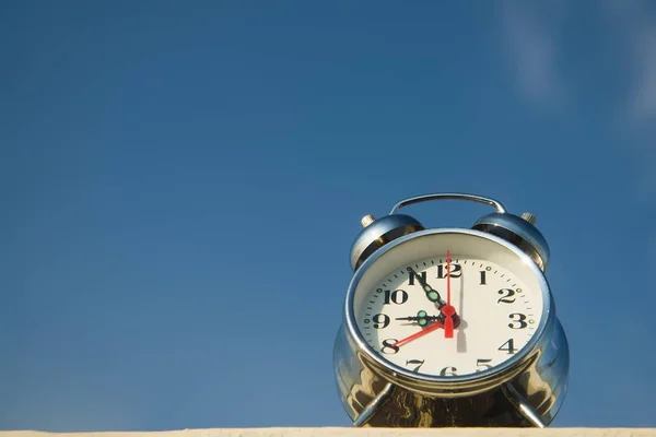 Relógio Despertador Com Fundo Sol Céu Azul — Fotografia de Stock