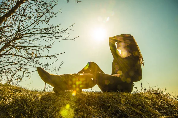 Fondo Primavera Con Árbol Floreciente Silueta Mujer Joven Temporada Primavera —  Fotos de Stock