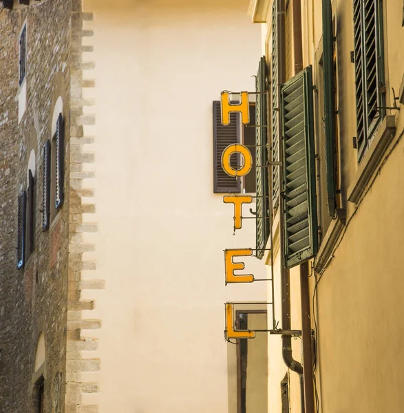 Señal Del Hotel Firma Vertical Amarilla Del Hotel Sobre Entrada — Foto de Stock