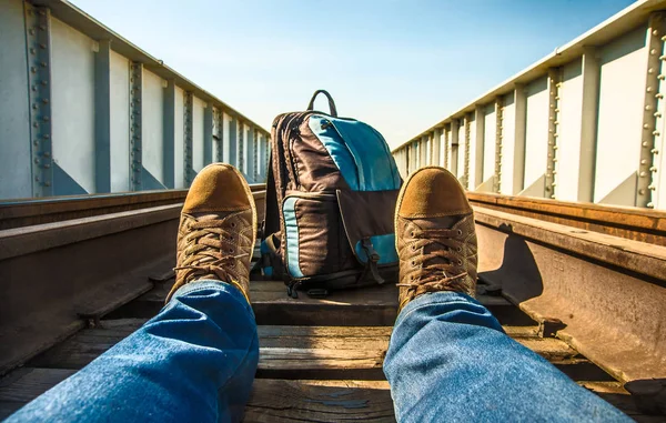 Zapatillas Cuero Marrón Vaqueros Azules Masculinos Pies Sobre Vías Férreas — Foto de Stock