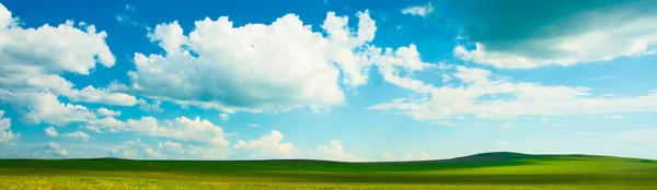 Prato Verde Con Erba Primaverile Cielo Blu Con Nuvole — Foto Stock