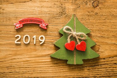 eski retro vintage tarzı ahşap doku zemin üzerine yeşil Noel ağacı. Boş kopya alanı. Yeni yıl 2019 tatil fikir. 